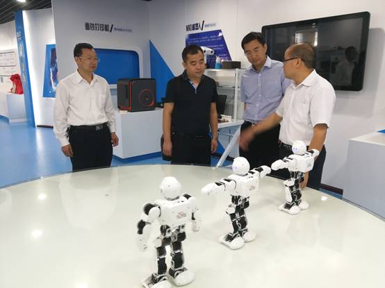 随后,龙青松副主任一行参观了学院智能制造工厂.